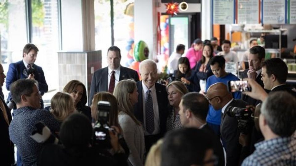 Joe Biden, presidente de EU, celebra el 5 de Mayo en una taquería.