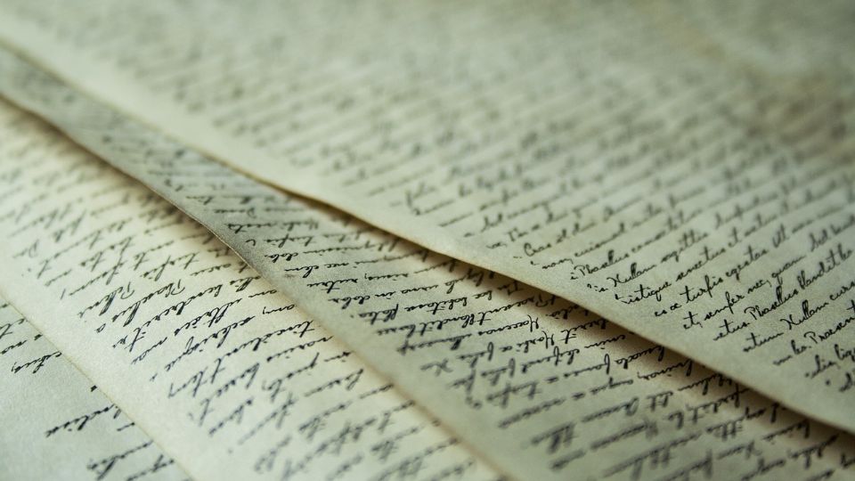 Escribir desde otro lugar, que no sea el de la mente, lo podría comparar con cambiarse a un país nuevo.