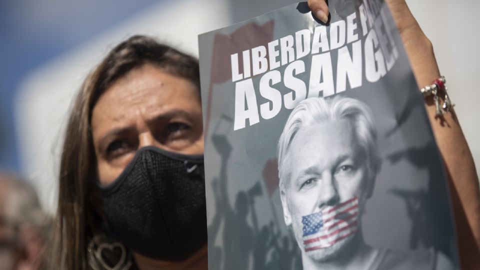 Una mujer protesta por la libertad de el periodista Julian Assange.