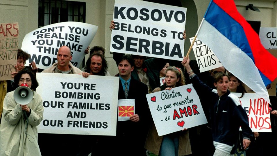 Yugoslavos ante el consulado americano, durante la concentración que realizaron en contra de la intervención de la OTAN en su país. 1999.