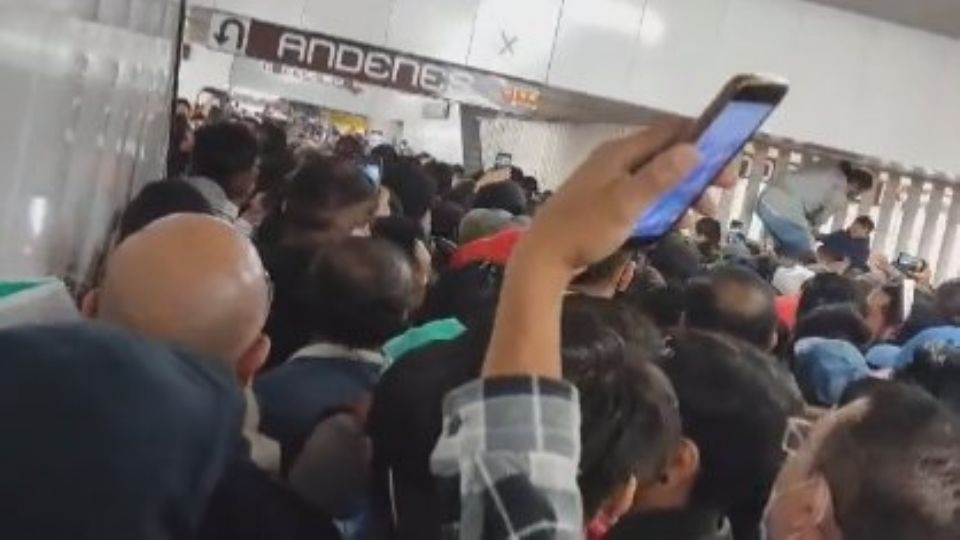 En la estación terminal Pantitlán de la Línea 9 del metro, hubo empujones y aglomeraciones.