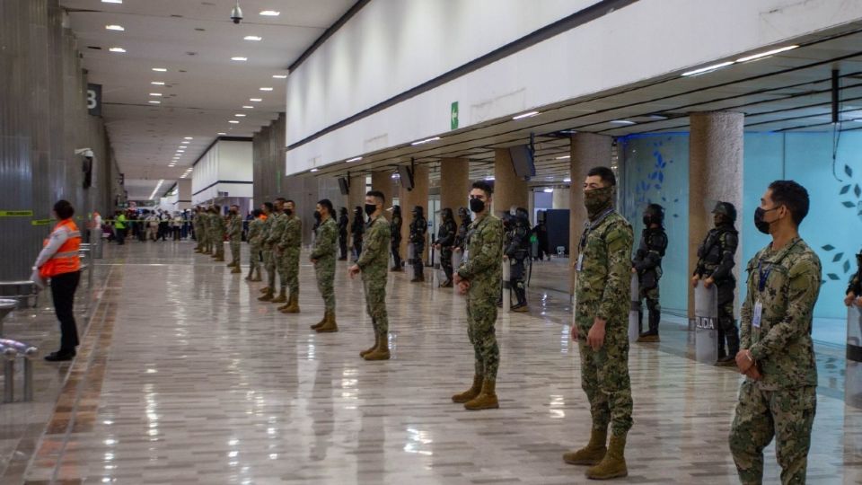 Elementos de Marina en el AICM.