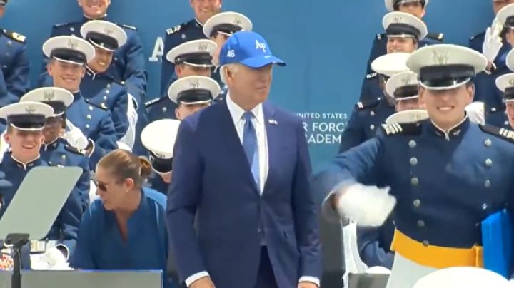 Joe Biden se resbala y sufre caída en ceremonia de la Fuerza Aérea | VIDEO