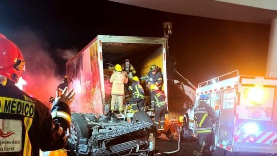 Dos personas murieron calcinadas luego de que su vehículo quedó en llamas.