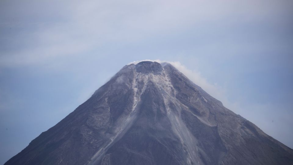 El volcán Mayon emite vapor visto desde la ciudad de Legazpi, provincia de Albay, Filipinas.
