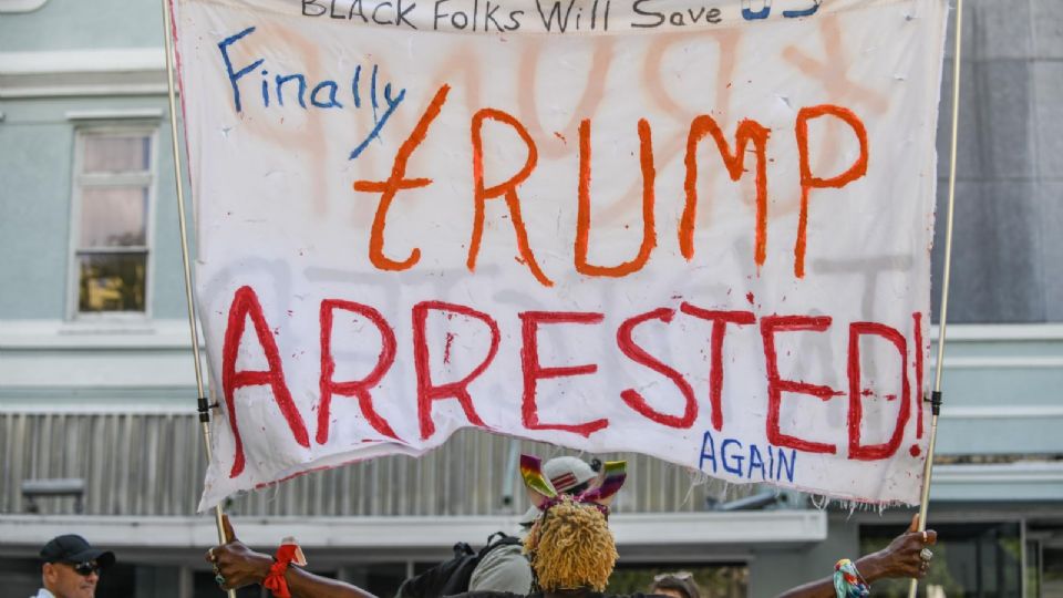 Decenas de manifestantes se hicieron presentes en juicio de Donald Trump.