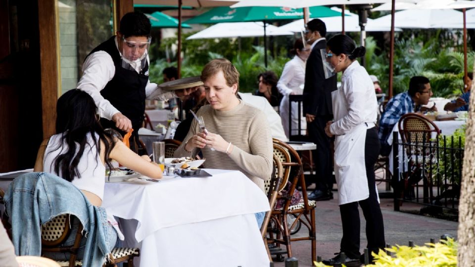 Para expertos, el alza en el salario mínimo de 13% para 2026 puede traer para los restaurantes un doble efecto: alza en precios y despidos de personal.