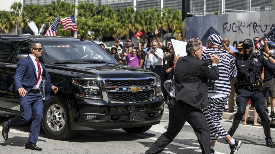 Caso Donald Trump: Un hombre es detenido por interferir en el camino del expresidente rumbo al Tribunal.