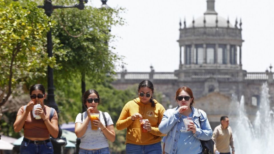 Cuatro jóvenes mujeres, caminan por un andador ubicado en el centro de la ciudad.