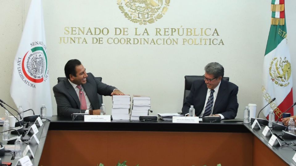 Eduardo Ramírez Aguilar, recibió de manos de Ricardo Monreal, la Junta de Coordinación Política del Senado.