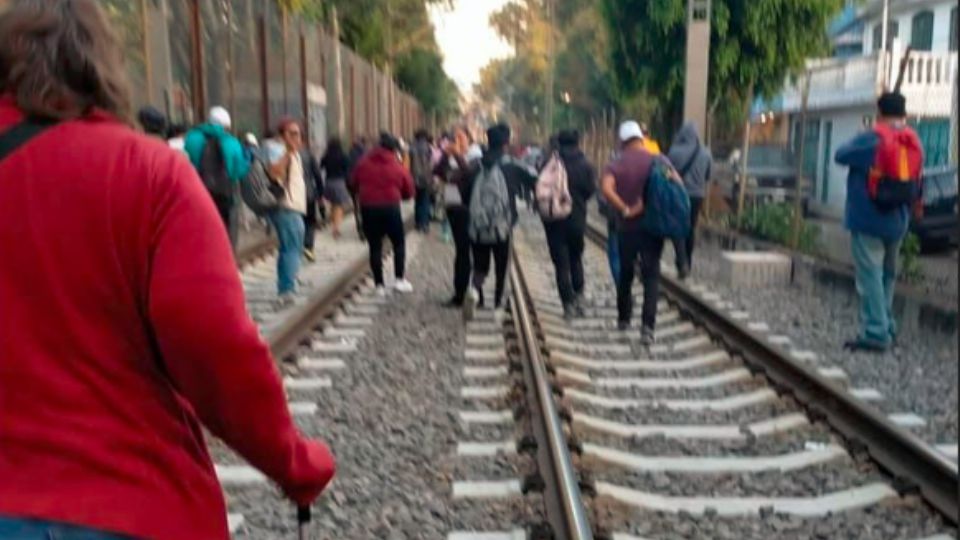 Policías de la Secretaría de Seguridad Ciudadana (SSC) y autobuses de la RTP, apoyan con el traslado de usuarios del Tren Ligero Línea 1.