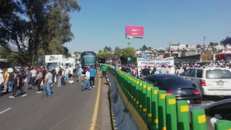 Los comuneros mantienen bloqueada la autopista México-Cuernavaca.