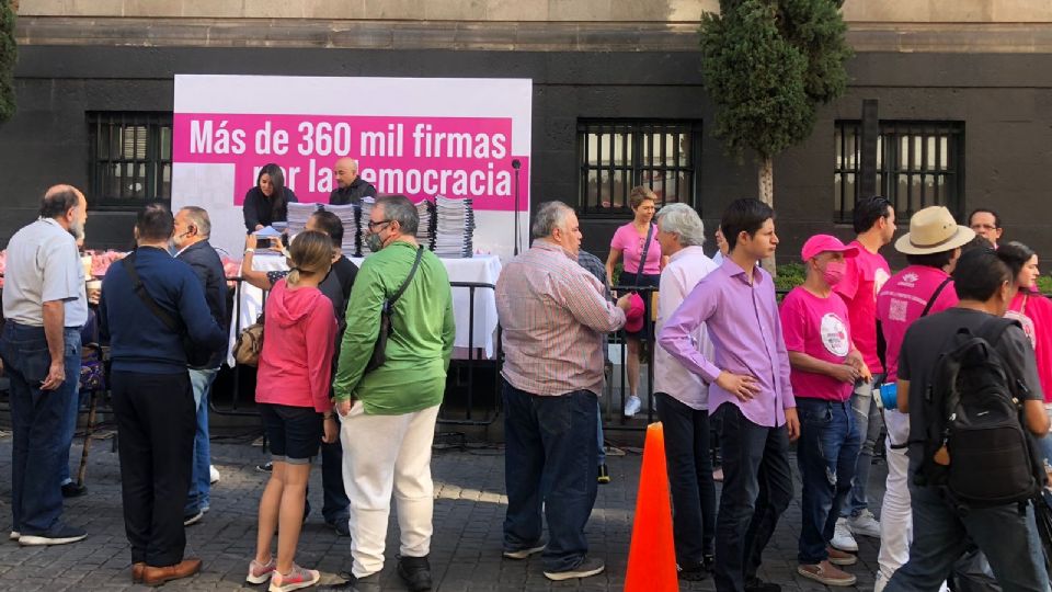 Organizaciones de la sociedad civil, agrupadas en la llamada Marea Rosa, entregaron ante la SCJN un  amicus curiae contra el plan B de la reforma electoral.