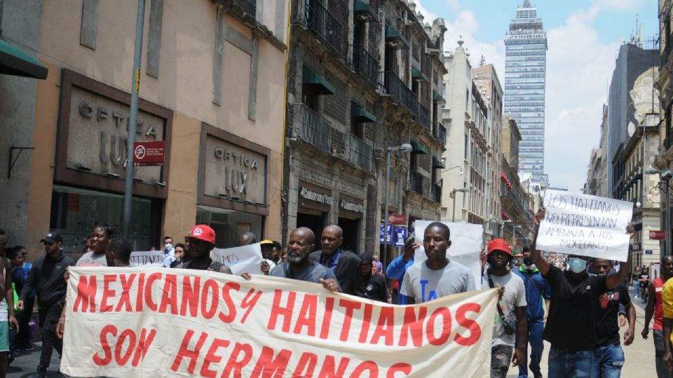 El grupo de haitianos avanzó por la calle de Madero rumbo al Zócalo.