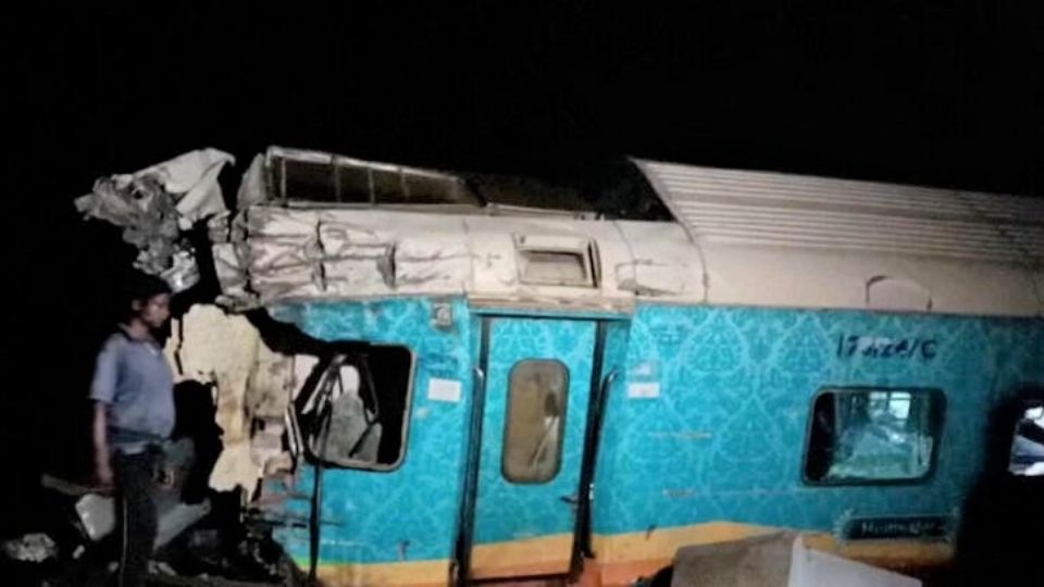 Sube a 120 el número de muertos por un choque de trenes en India.