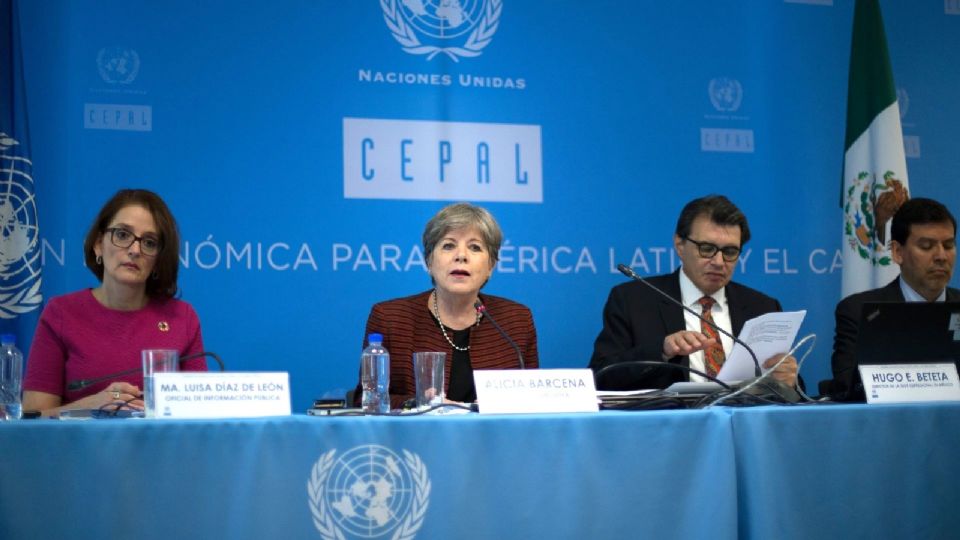 Ma. Luisa Díaz de León, Oficial de Información Pública, Alicia Bárcena, Secretaría Ejecutiva de la Comisión Económica para América Latina y el Caribe y Hugo E. Beteta, director de la Sede Subregional en México.