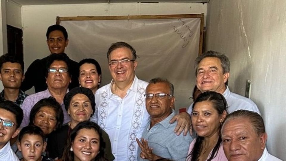 Marcelo Ebrard, acompañado de Pío López Obrador.