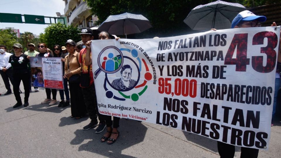 Padres y madres de los 43 estudiantes de Ayotzinapa se reunieron con la presidenta Sheinabaum.