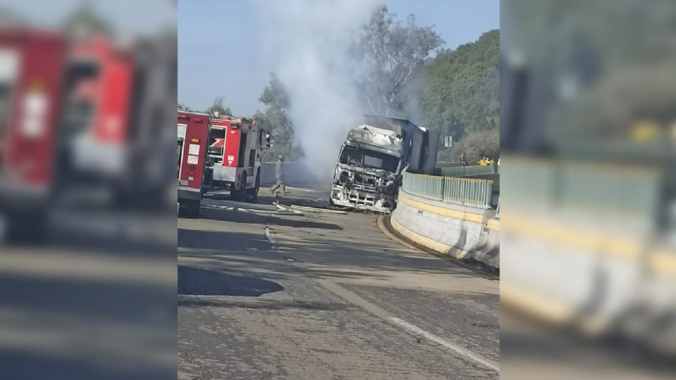 Un tráiler se incendió en la México-Cuernavaca.