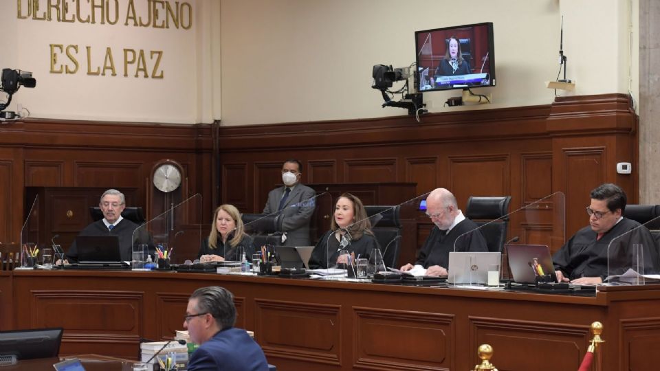 Luis María Aguilar Morales, Loretta Ortiz Ahlf, Yasmín Esquivel, ministros Alberto Pérez Dayán, y Juan Luis González Alcántara Carrancá, durante la sesión en la SCJN en la que se invalida la primera parte del Plan B que recorta presupuesto y facultades al INE.