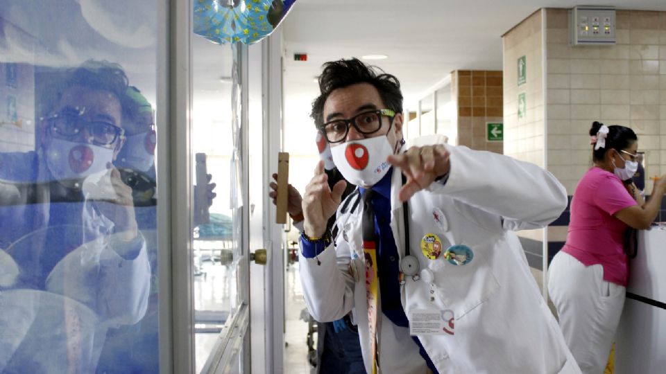 El doctor Chiflón y su banda visitaron a menores internados en el Hospital de Pediatría del CMN Siglo XXI, a quienes llevaron momentos de alegría y esparcimiento.