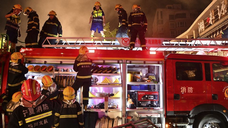 Bomberos trabajan en el lugar de una explosión en Yinchuan, en la Región Autónoma de Ningxia Hui, China.