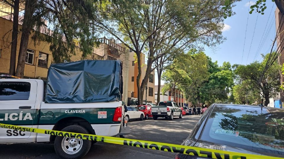 Los delincuentes escaparon en una motocicleta sin que alguna autoridad los detuviera.