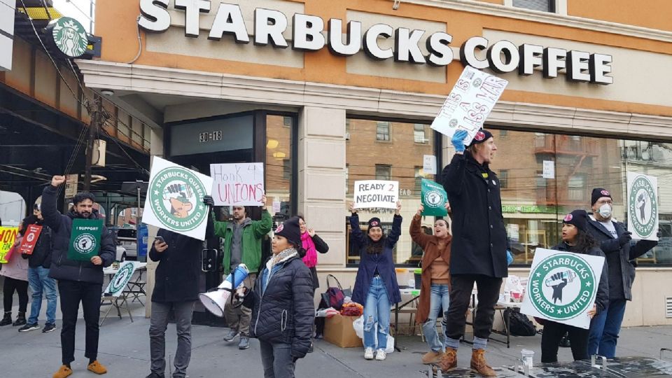 Empleados de Starbucks organizan protesta.