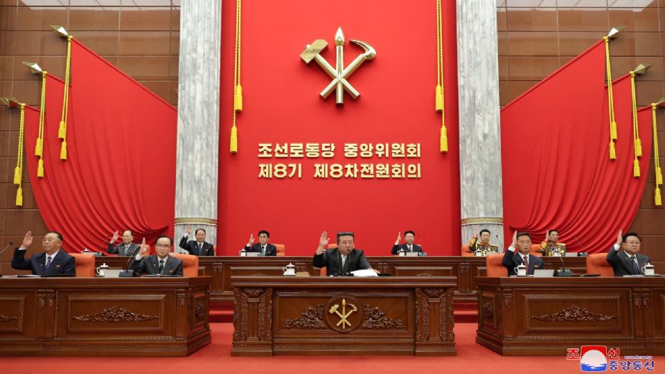 El líder norcoreano Kim Jong Un asiste a la 8ª Reunión Plenaria ampliada del 8º Comité Central del Partido de los Trabajadores de Corea.