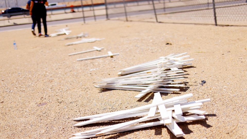 Cruces blancas colocadas en honor a los 53 migrantes.