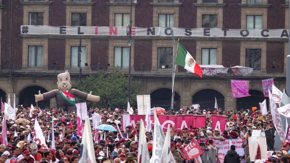 Simpatizantes de Morena reunidos en el Zócalo a la espera de ver a AMLO.