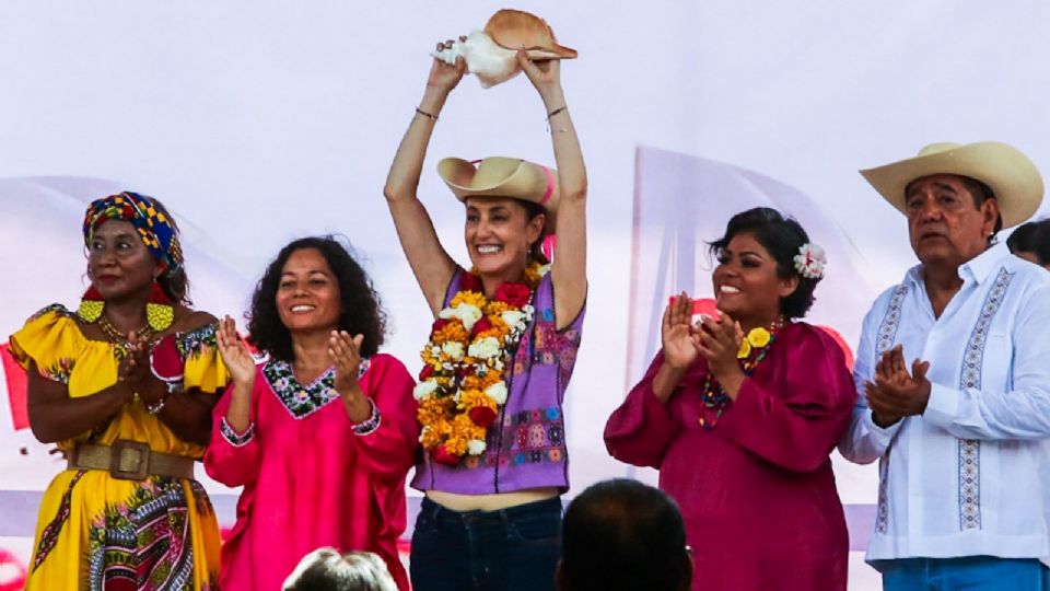 Claudia Sheinbaum recibió un sombrero calentano