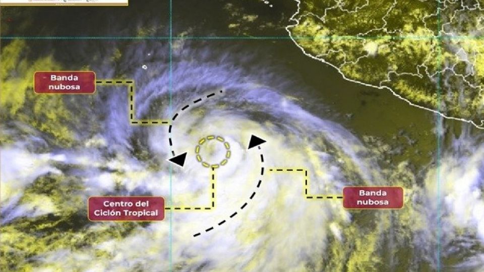 El huracán 'Adrián' afecta al menos a cuatro entidades de México.