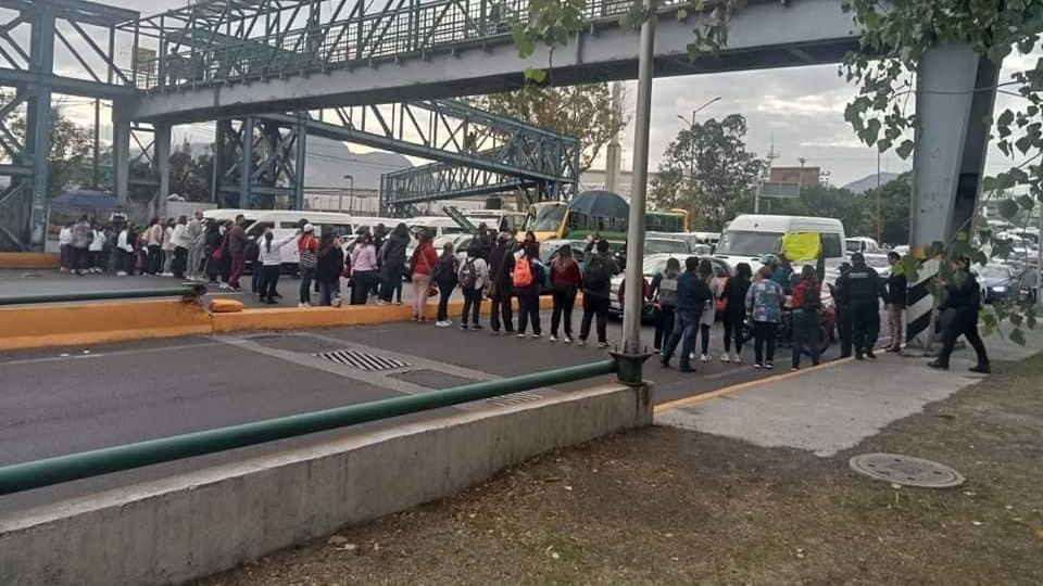 Maestros bloquean diversos puntos en Edomex.