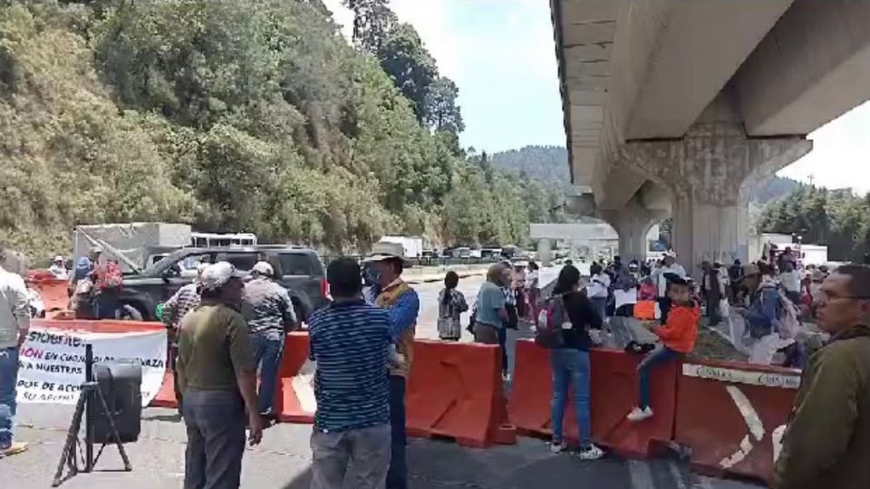Ejidatarios bloquean la carretera México-Toluca.