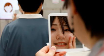¿Clases para sonreír mejor? Esto es lo que hacen algunos japoneses