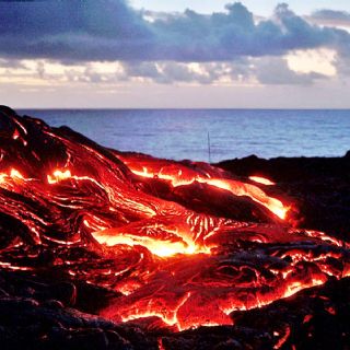 Volcán Kilauea entra de nuevo en erupción y lanza impresionantes columnas de lava (Videos)