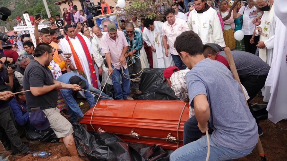 Familiares y amigos despiden a jesuitas.