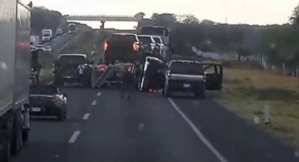 Captan momento en que grupo armado roba vehículos de lujo en autopista Aguascalientes-León (Video)