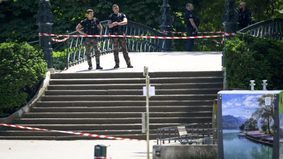 La policía se reúne en un área acordonada luego de un ataque con cuchillo en Annecy, Francia, el 8 de junio de 2023.