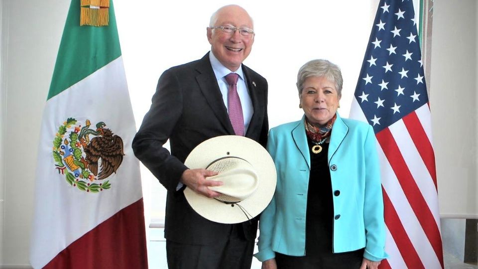 Ken Salazar se reunió con Alicia Bárcena.