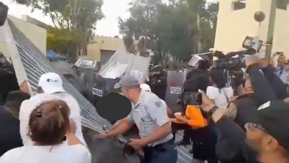 Familiares de internos del Reclusorio Oriente, se manifestaron por falta de información y tiraron un reja.