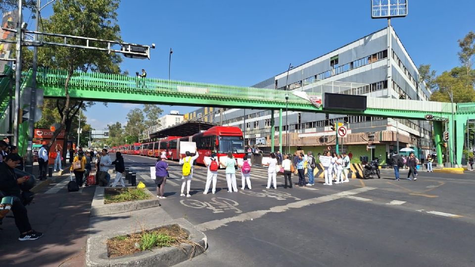 Personal médico de la CDMX protesta en diversos puntos de la ciudad en demanda de basificación.