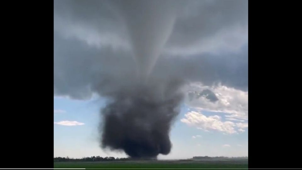 Formación de un tornado en Canadá.