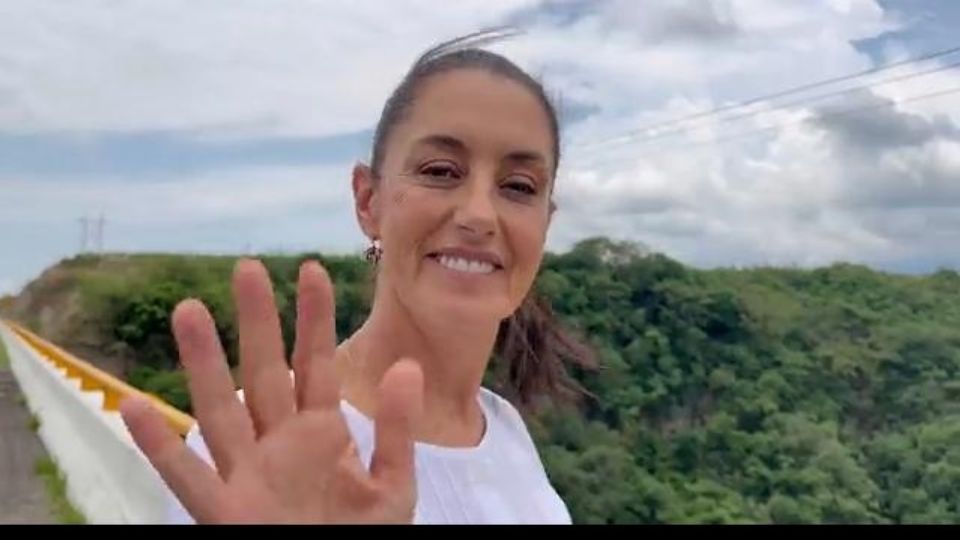 Sheinbaum Pardo hizo una parada en la nueva carretera Transvolcánica que va de Guadalajara a Colima. 
