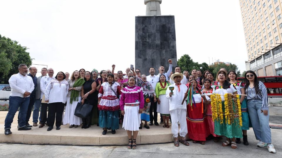 El monumento de “La Joven de Amajac” fue instalado sobre Avenida Paseo de la Reforma.