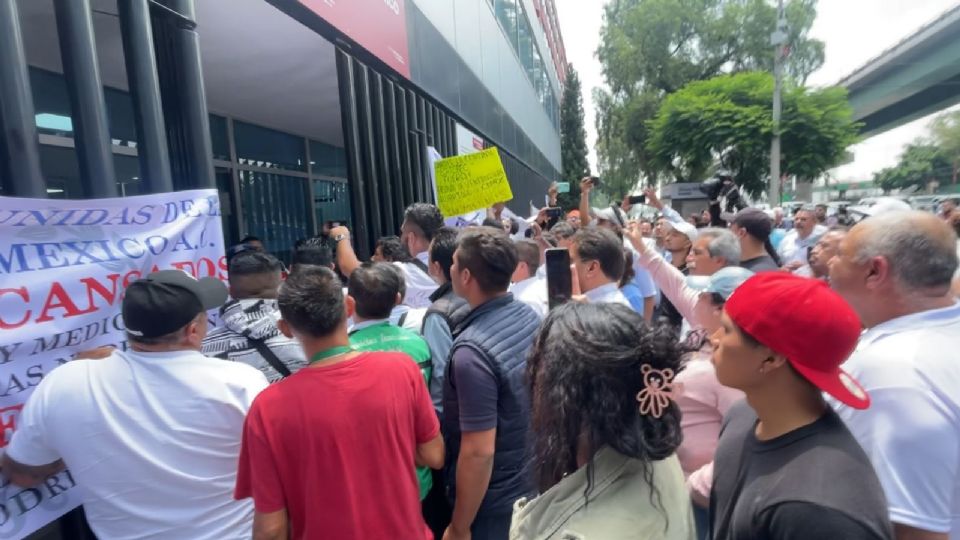 Manifestantes en la Secretaría de Salud