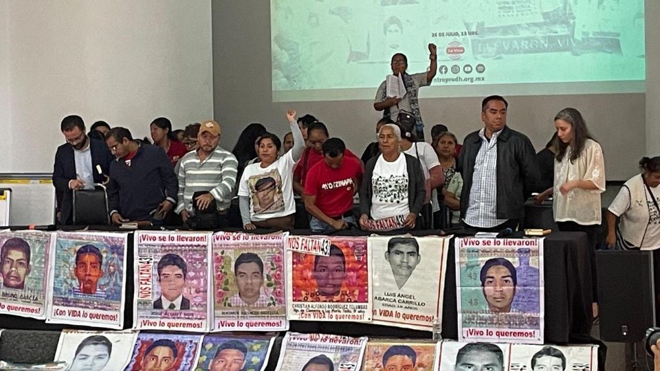 Padres de los estudiantes de Ayotzinapa están tristes porque AMLO no ha cumplido su promesa de encontrar a sus hijos.