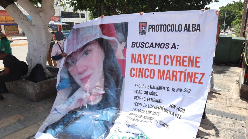 Amigos y familia de Nayeli Cyrene Cinco Martínez colgaron dos mantas y una lona en el puente Mactumatzá.