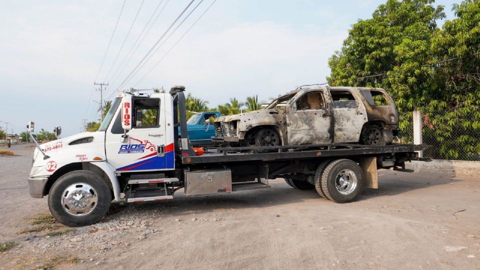 Hipólito Mora fue asesinado a balazos juntos a sus escoltas cuando viajaba en su camioneta en La Ruana, Michoacán.